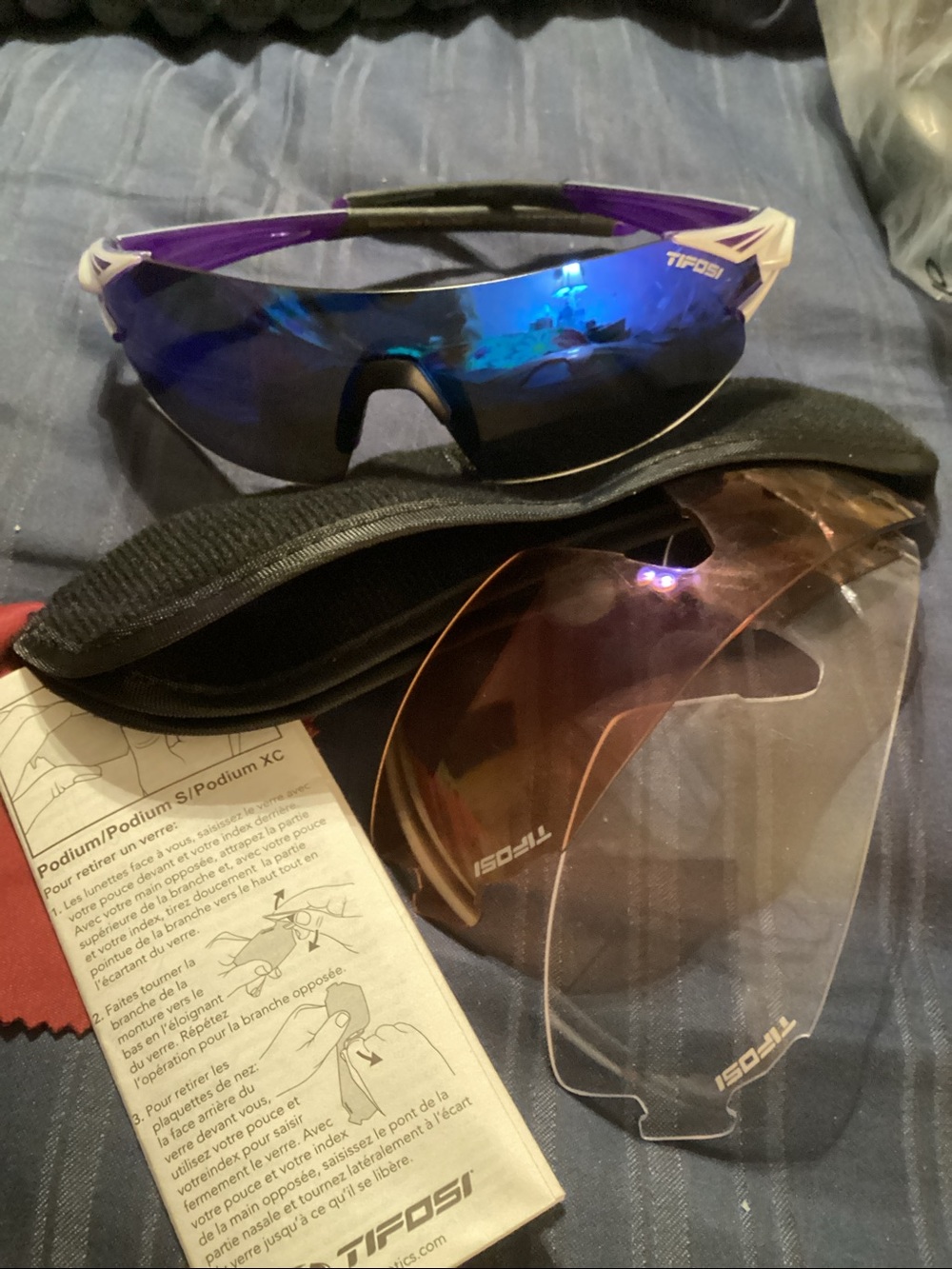 Tifosi Optics - 3 interchangeable lenses & wrap style frame